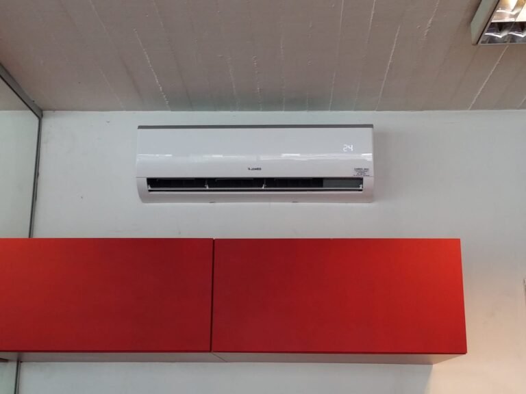 Split sobre mueble rojo