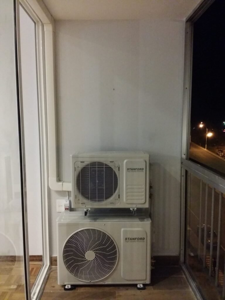 Unidades exteriores de aire acondicionado en una terraza