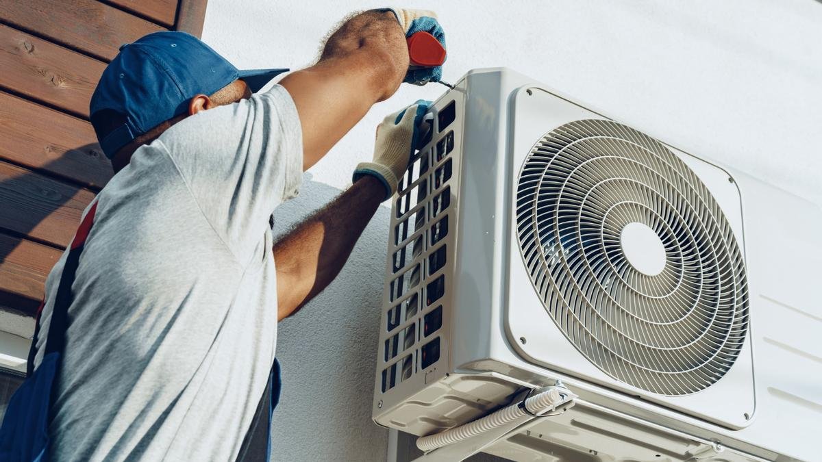 Técnico de ABAL trabajando en un equipo de aire acondicionado