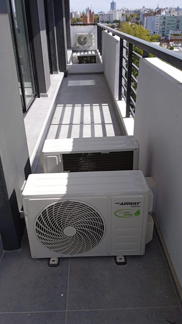 Unidad exterior en balcón