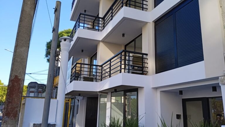 Edificio con equipos instalados en los balcones