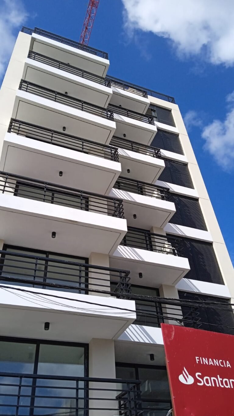 Fachada de edificio con equipos de aire acondicionado
