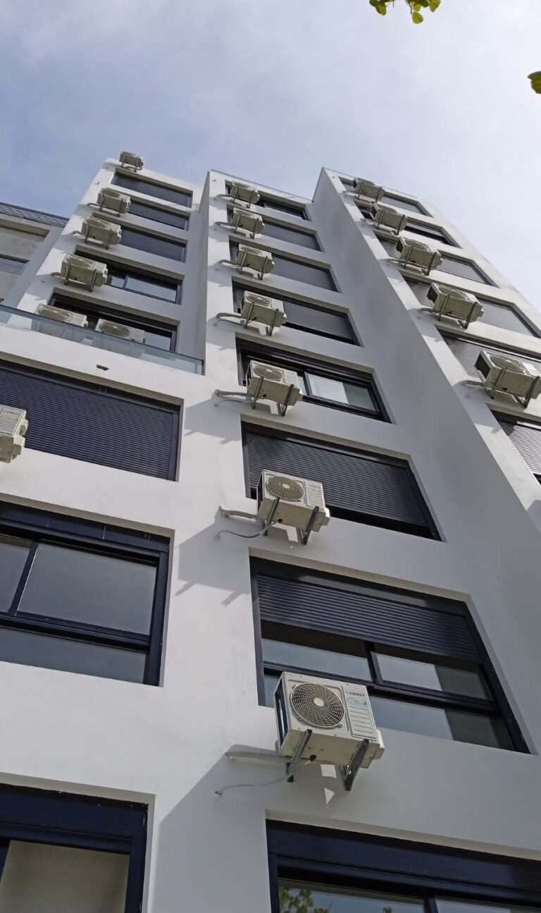 Fachada de edificio con equipos de aire acondicionado en cada piso