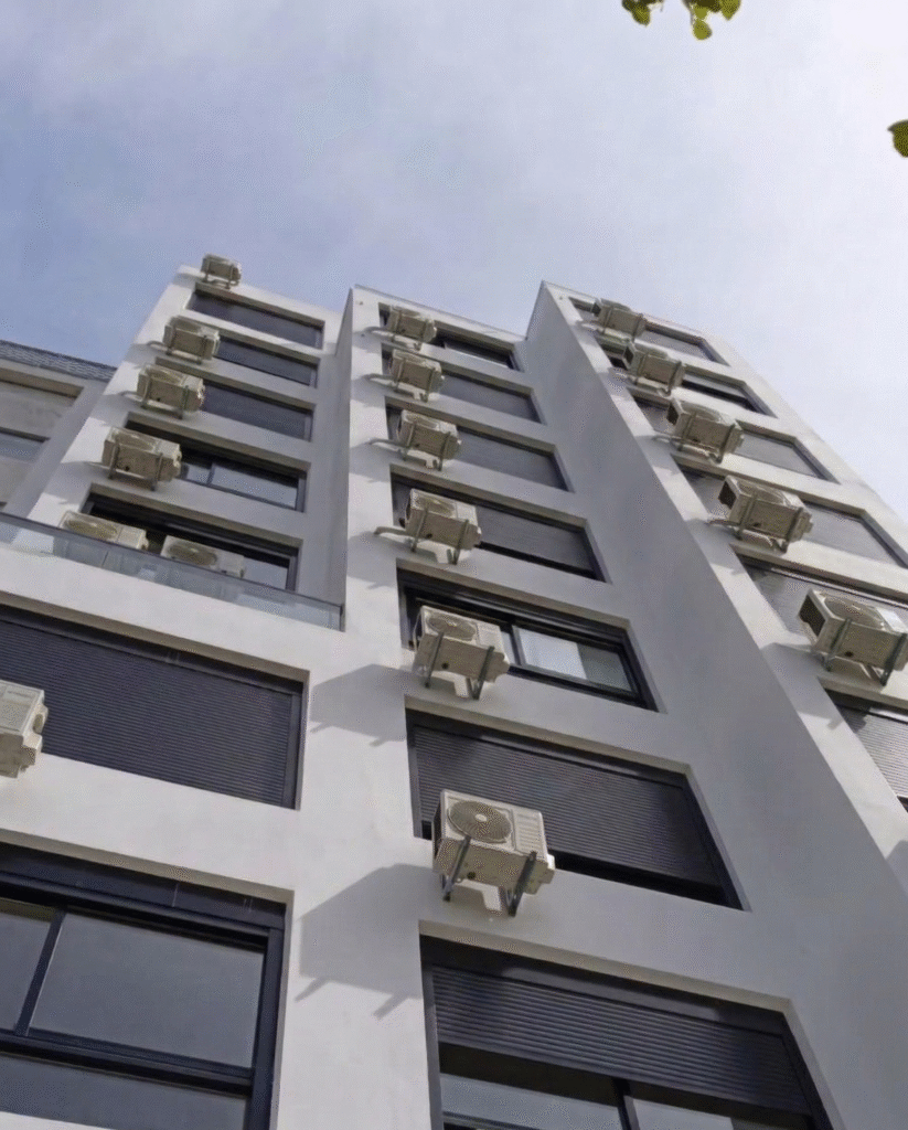 Fachada de edificio con equipos de aire acondicionado instalados en cada piso